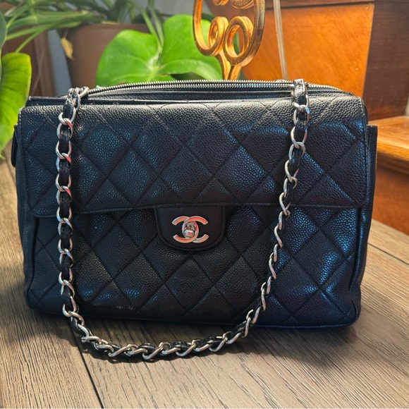 CHANEL VINTAGE Black caviar leather Quilted Shoulder Bag with Silver Accents - Picture 3 of 13
